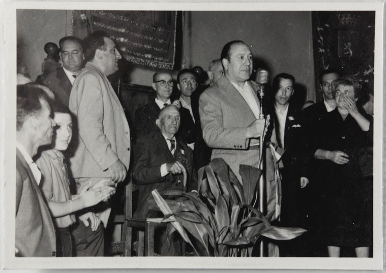 Poggibonsi, 18-19 luglio 1964, XX° anniversario della liberazione e conferimento ad Alcide Cervi della cittadinanza onoraria. Un momento della cerimonia, parla il sindaco Danilo Ghizzani